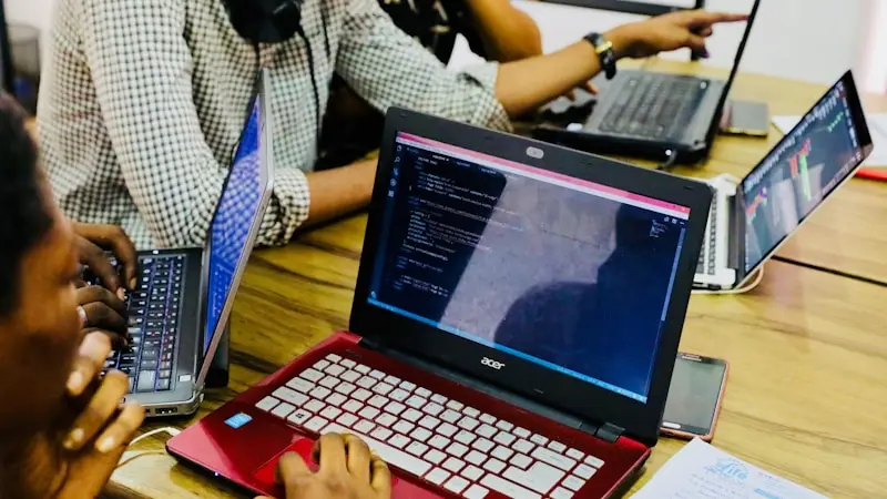 Team bei kreativer Zusammenarbeit im Lab